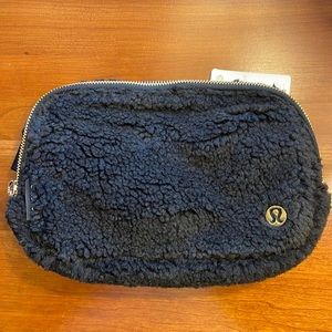 NWT Lululemon Everywhere Fleece Belt Bag - Black / Gold